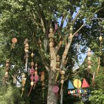 AOA 01 2019 Decoreren van een boom op het Amsterdam Open Air festival